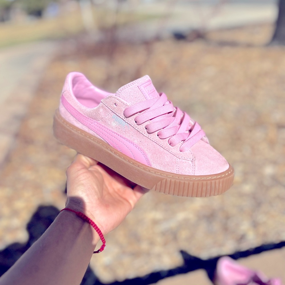 Bubblegum pink suede pumas